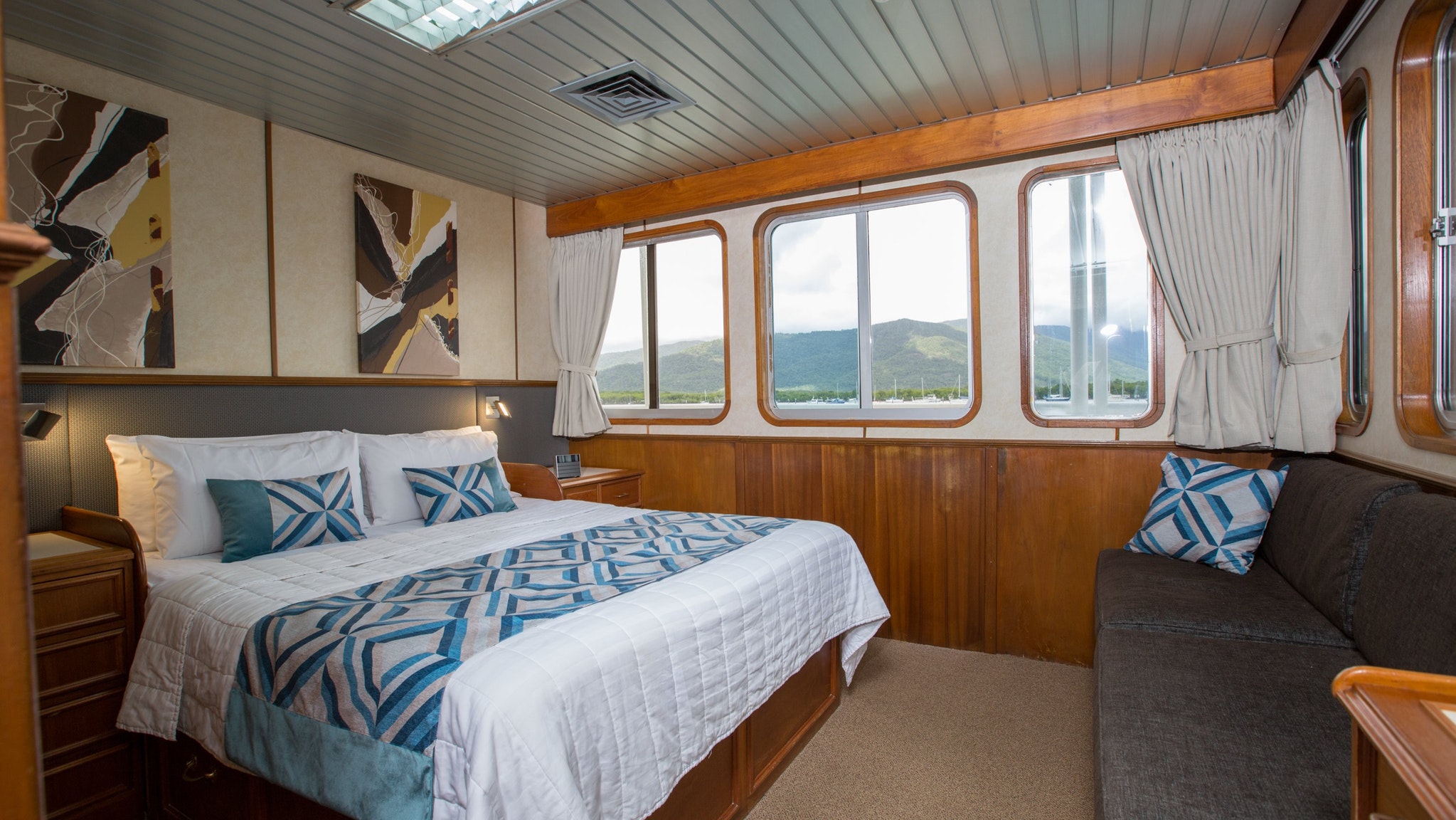 Coral Expeditions II - Deluxe Stateroom, picturesque windows