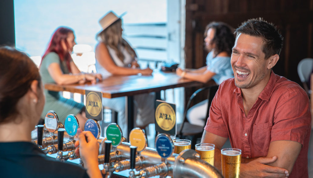 hemingways bar cairns