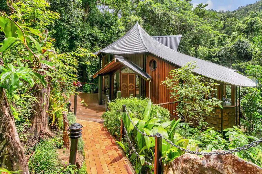 hideaway treehouse cairns