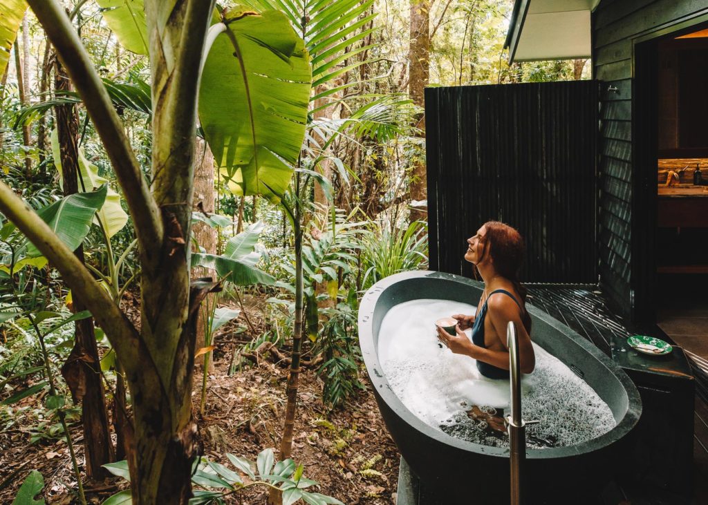outdoor bath tub at silky oaks lodge